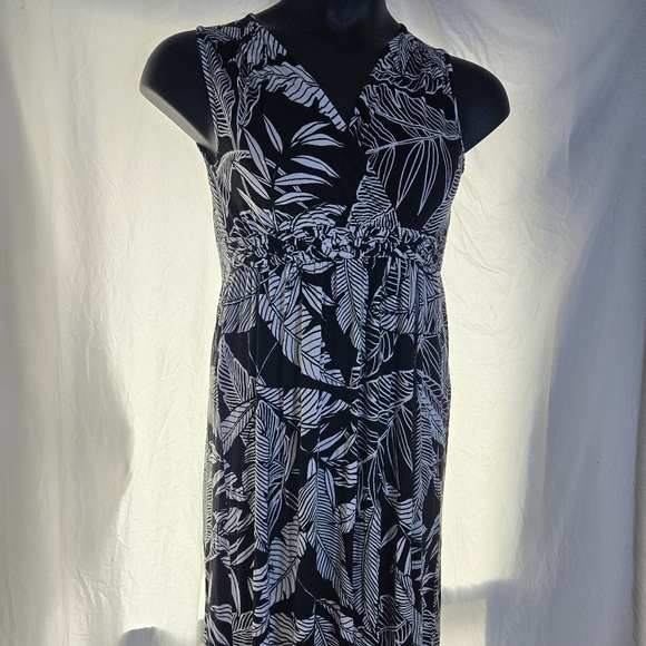 Palm Leaf Maxi Dress - Picture 2 of 9